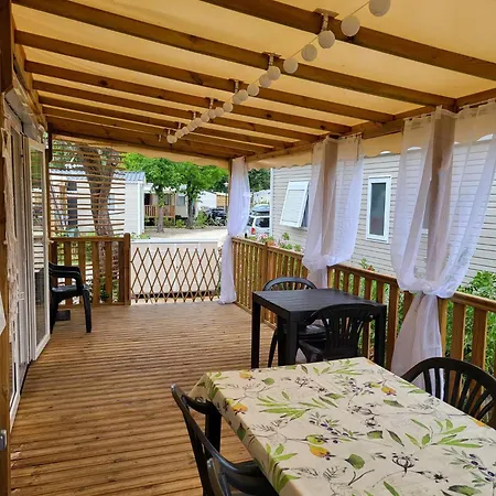 Campsite Mobilhome Au Bord De L'eau
